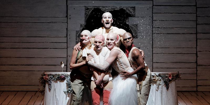 Scene de danse classique ballet avec musiciens orchestre sur scene